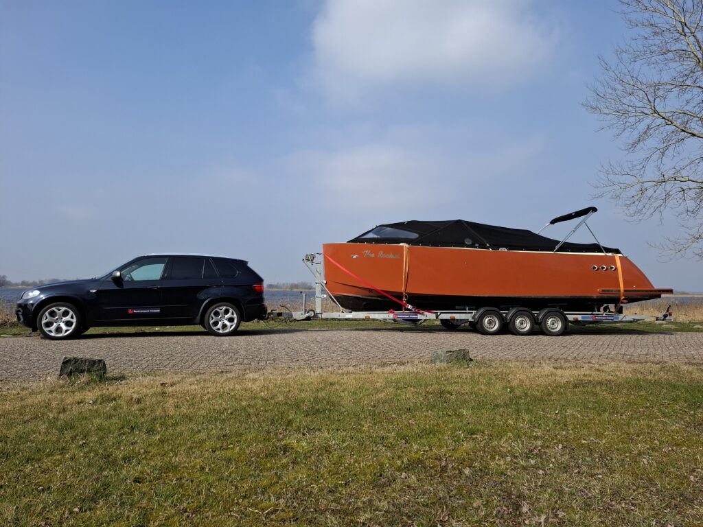 Boottransport Friesland vervoer Amer Classic Tender op boottrailer van Leiden naar Irnsum