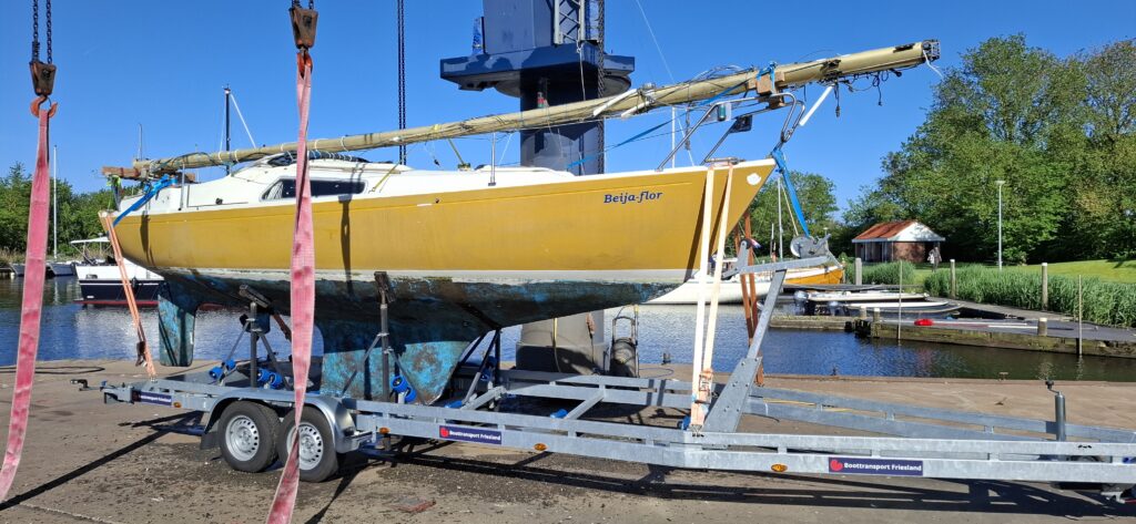 Bootvervoer kajuitzeilboot Hallberg-Rassy Misil II diepgang 1,2m op boottrailer door het bedrijf Boottransport Friesland