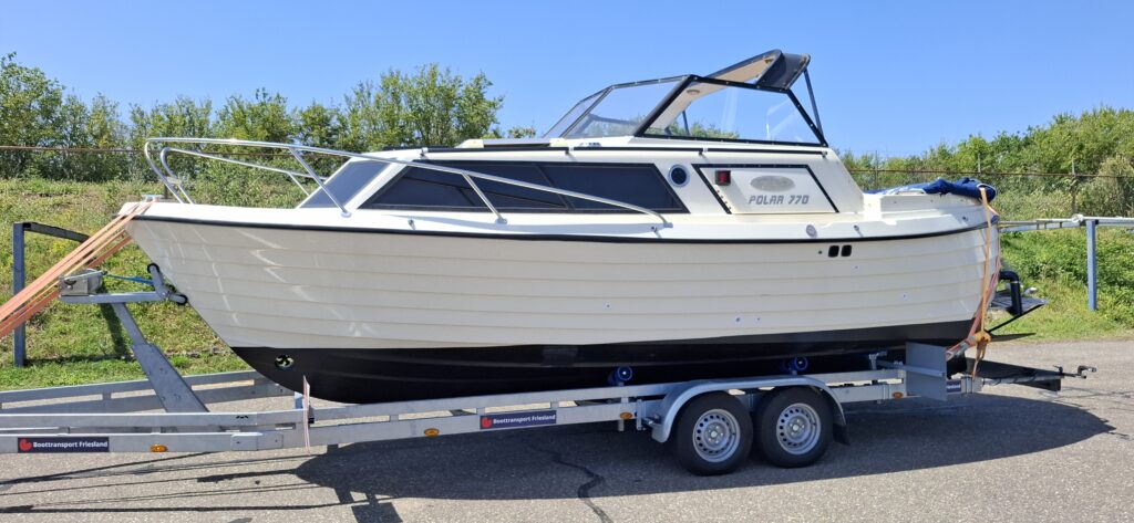 Bootvervoer Spitsgatter Polar 770 door het bedrijf Boottransport Friesland op boottrailer