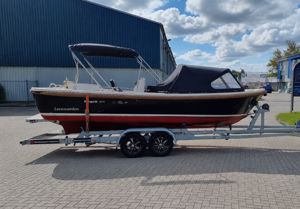 Bootvervoer Maril 570 op boottrailer door het bedrijf Boottransport Friesland