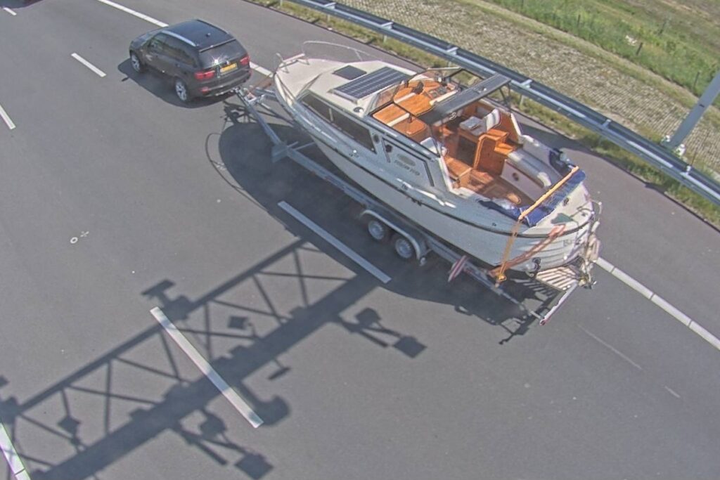 Boottransport Friesland onderweg met boot op trailer