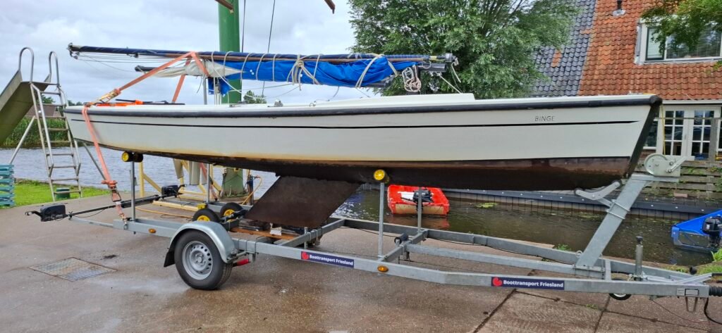 Boottransport Friesland Polyvalk van Nes naar Jachthaven Atlantica stad 't Haringvliet.